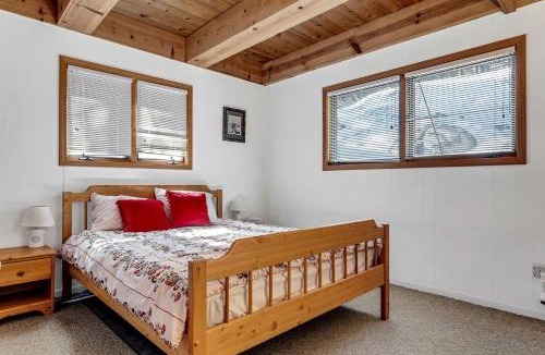 Bear Valley House | Luminous Lake Cabin Perfect for Groups and Outdoor Activities in Bear Valley, California