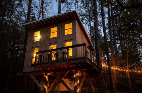 Boles Cabin | Luminous Peaceful Treehouse with Incredible Forest Views and Fire Pit in Arkansas