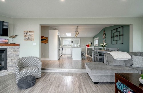 Leamington Cabin | Luminous Retreat with Panoramic Beach Views in Ontario