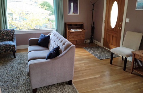 Fairmount Park House | Luna Lower - Friendly West Seattle Location