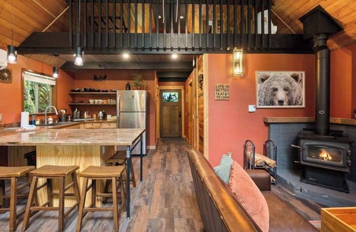 Lime Kiln Cabin | Luna’s A-Frame Riverfront Hot Tub & Sauna