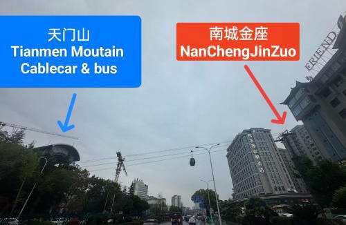 Yongding Hostel | Luna's Travel House-Family and group-friendly,Walk 2 minutes to Tianmen Cableway,Free pick up service,Book tickets, Free Laundry,Experienced tour guide service,Group tour