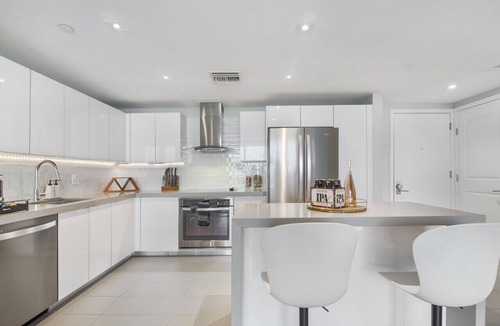 Town Square Condo | Lunabase ☾ Heavenly View | Smart Condo, King Bed, Bayview, Parking, Pool, Gym