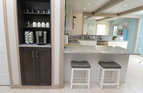 Lower Grand Lagoon House | 🌴Lush backyard, vaulted open concept, quiet,7 min walk 2 beach, plenty parking!