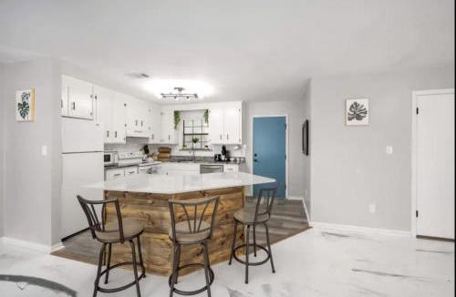 West Pensacola House | Lush Lounge Fire Pit BBQ Family
