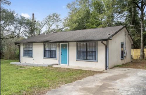 West Pensacola House | Lush Lounge Fire Pit BBQ Family
