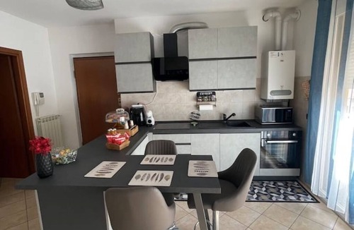 Rovello Porro Apartment | Lussuoso Bilocale con Parcheggio Gratuito