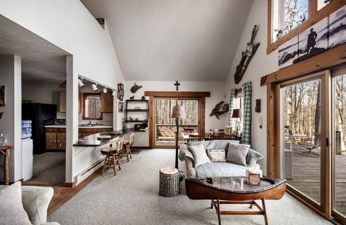 Points House | Lustrous Lakefront Cabin Oasis near Lake Ferndale in West Virginia