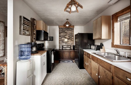 Points House | Lustrous Lakefront Cabin Oasis near Lake Ferndale in West Virginia