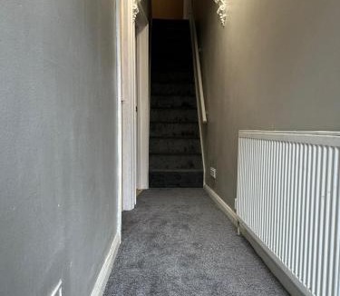 Luton House | Luton Town Homestay - Near AIRPORT & Train Station, High Speed Internet