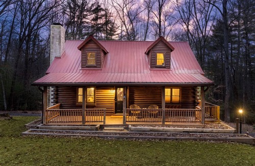 Fairview Cabin | Luury Stay: HGTV Log Cabin*Hot tub*Arcade*EV*Fire Pit*Nature