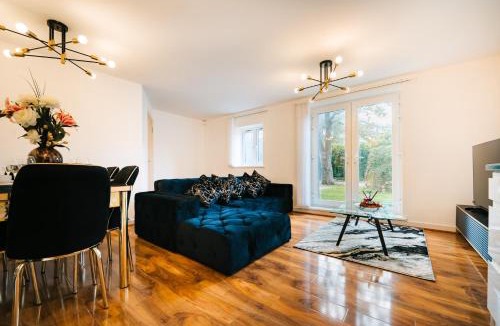 Glyndon Apartment | LUX 2BDR Flat in Woolwich I 2 Stops to Canary Wharf & Excel I Free Parking