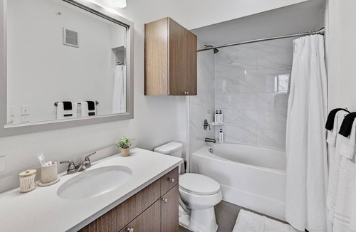 West Oak Hill Apartment | Lux 2Bed/2Bath Apt + King Bed + 1G WiFi