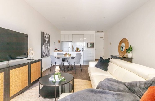Adelaide Central Business District Apartment | Lux 2BR on Hindmarsh-Pool/Gym/Wifi/Netflix/Carpark