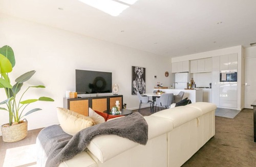 Adelaide Central Business District Apartment | Lux 2BR on Hindmarsh-Pool/Gym/Wifi/Netflix/Carpark
