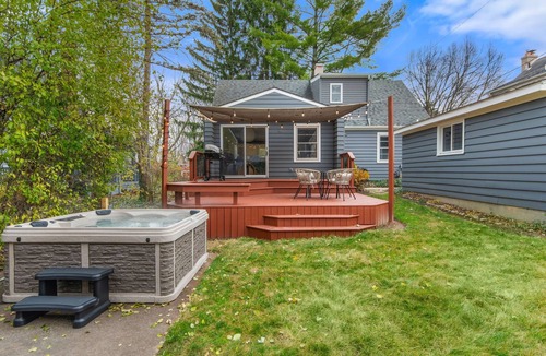 Arborview Neighborhood House | LUX 4b/2ba w/Sauna Theatre Hot Tub near Downtown