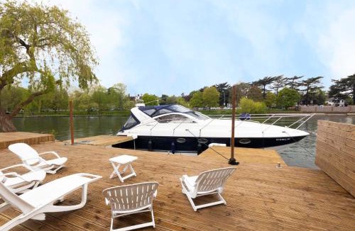 Wraysbury House | Lux 8Br Thamesfront Villa w Yacht & Sauna