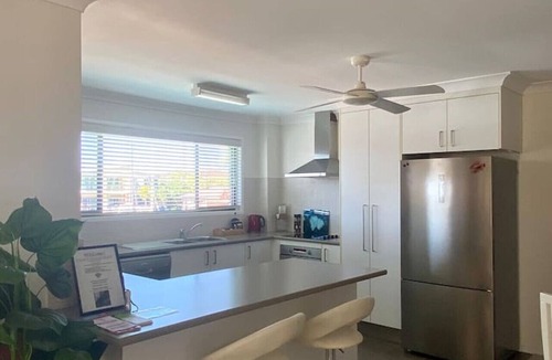 Runaway Bay Apartment | Lux Beds CANAL FRONT Jetty Canoes & 13M Pool