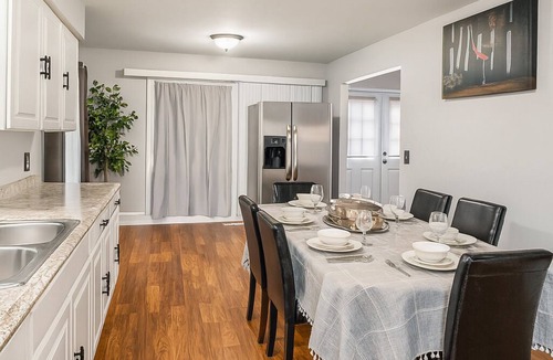 Grandville House | Lux Family Getaway Sleeps 20!