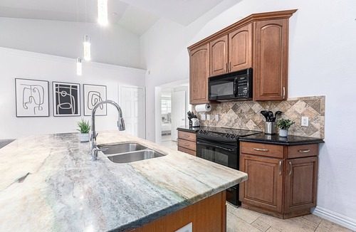 Central Naples House | Lux/Heated Pool/Jacuzzi/Firepit/Games/1mile to beach