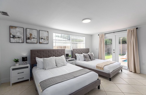 Central Naples House | Lux/Heated Pool/Jacuzzi/Firepit/Games/1mile to beach