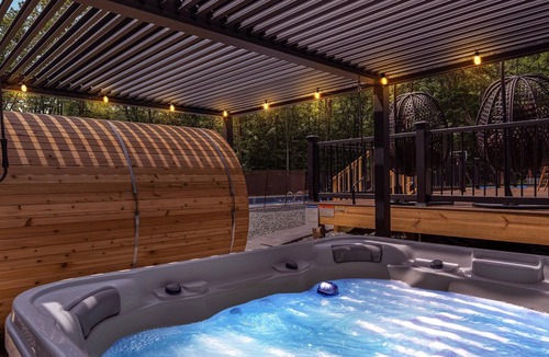 Canadensis House | LUX Heated Pool, Pickleball, Hot Tub Sauna, Arcade