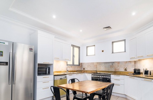 Palm Jumeirah Villa | LUX Holiday Home - Frond E 1