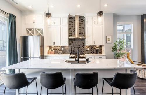 Westfield House | Lux Home 5 mins to Grand Park with Private Garage-Family Friendly