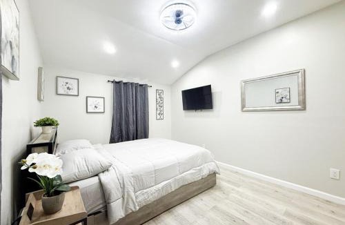 Wantage House | Lux Lake Neepaulin Frontage & Panoramic Views Home
