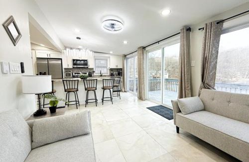 Wantage House | Lux Lake Neepaulin Frontage & Panoramic Views Home