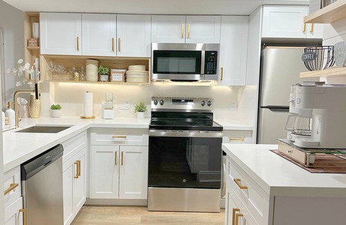Park Shore Apartment | Lux Lakefront │Beach 3MIN Drive │ Resort Amenities │Pickleball │70" TVs │ Golf