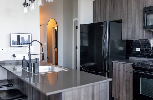 Near South Side Apartment | Lux Loop Retreat: Amazing Views, Free Parking