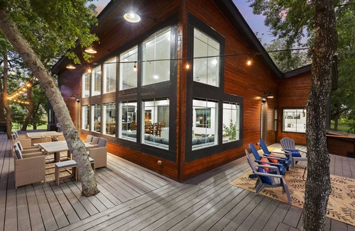 Montgomery House | LUX Modern "Treehouse" on Private Lake - Gameroom, Kayaks, Bunkhouse, more!