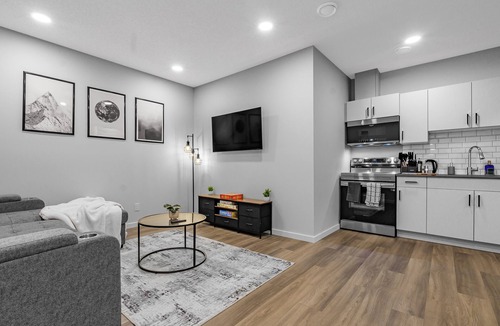 Leduc House | Lux Private Suite Large Smart TV 9 mins to Airport Fully Stocked!