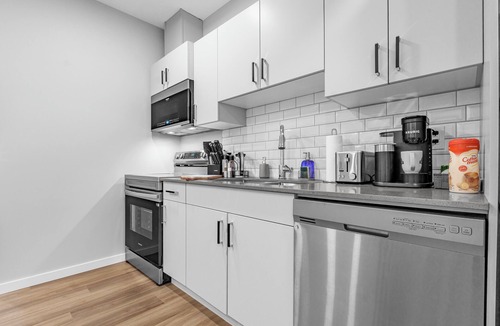Leduc House | Lux Private Suite Large Smart TV 9 mins to Airport Fully Stocked!