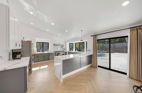 Walnut House | Lux Retreat Pool Jacuzzi + Private Guest House