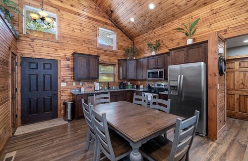 Reeds Spring Cabin | Lux Romance w/ Private Hot Tub & Outdoor Fireplace