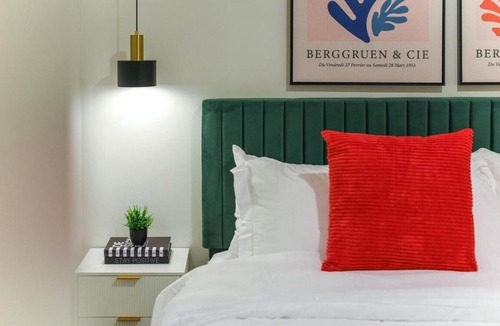 East Liberty Apartment | LUX Studio King Bed Free Parking Gym New
