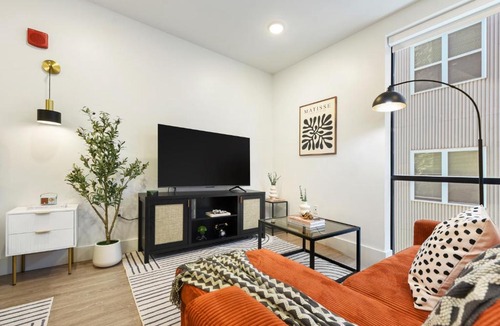 East Liberty Apartment | LUX Studio King Bed Free Parking PITT CMU