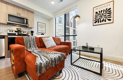 East Liberty Apartment | LUX Studio King Bed Gym Free Parking