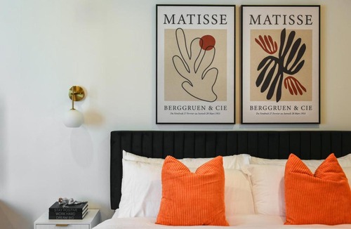 East Liberty Apartment | LUX Studio King Bed Gym Free Parking