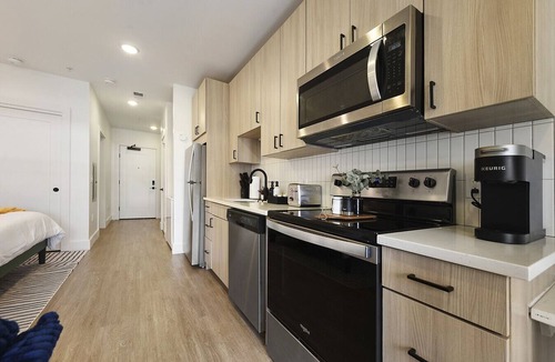 East Liberty Apartment | LUX - Studio + King Bed + Gym + Free Parking