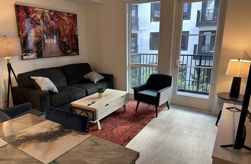 Downtown Long Beach Apartment | LUX Walk Conv Ctr Wi-Fi Free Park EV Remote Work A