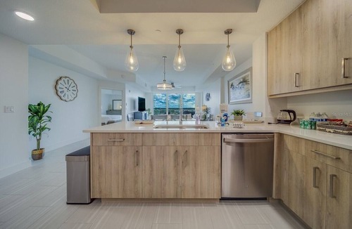 Island Estate Condo | Lux Waterfront Penthouse with Amenities & Services