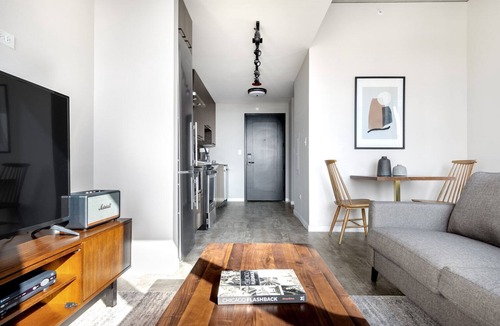 West Loop Apartment | Lux West Loop Studio w/Pool, Gym, nr. Restaurant Row, by Blueground
