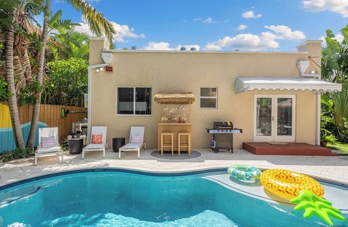 West Palm Beach House | Lux WPB Oasis, Pool Spa, Game Room, Sleeps 12! Great for families!
