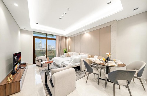 Business Bay Apartment | Luxe 1BR with Burj Khalifa View l 10mn to Downtown