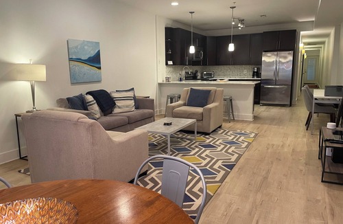Columbia Heights Bed & Breakfast | Luxe 2BD/2BA Townhouse in Hip Area - Near Metro