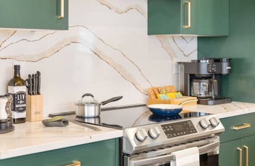 Currie Barracks Apartment | Luxe 2BR 2BA | AC | Near Downtown MRU Currie