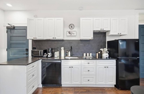 Downtown Jacksonville Apartment | Luxe 2BR 2BA at the Raven Pool OnSite Parking